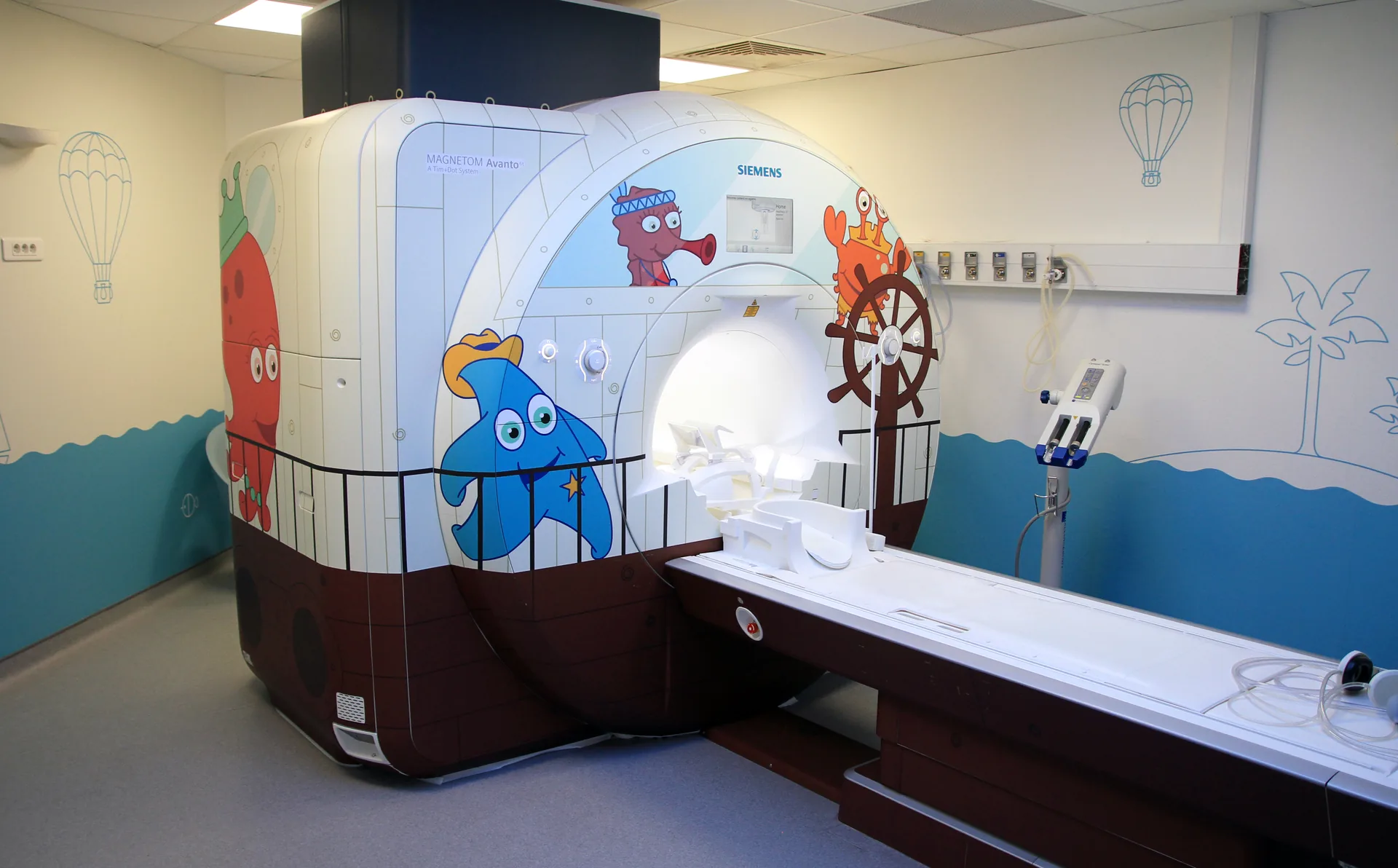 Décor immersif du couloir menant à l’IRM pédiatrique du CHRU de Brest