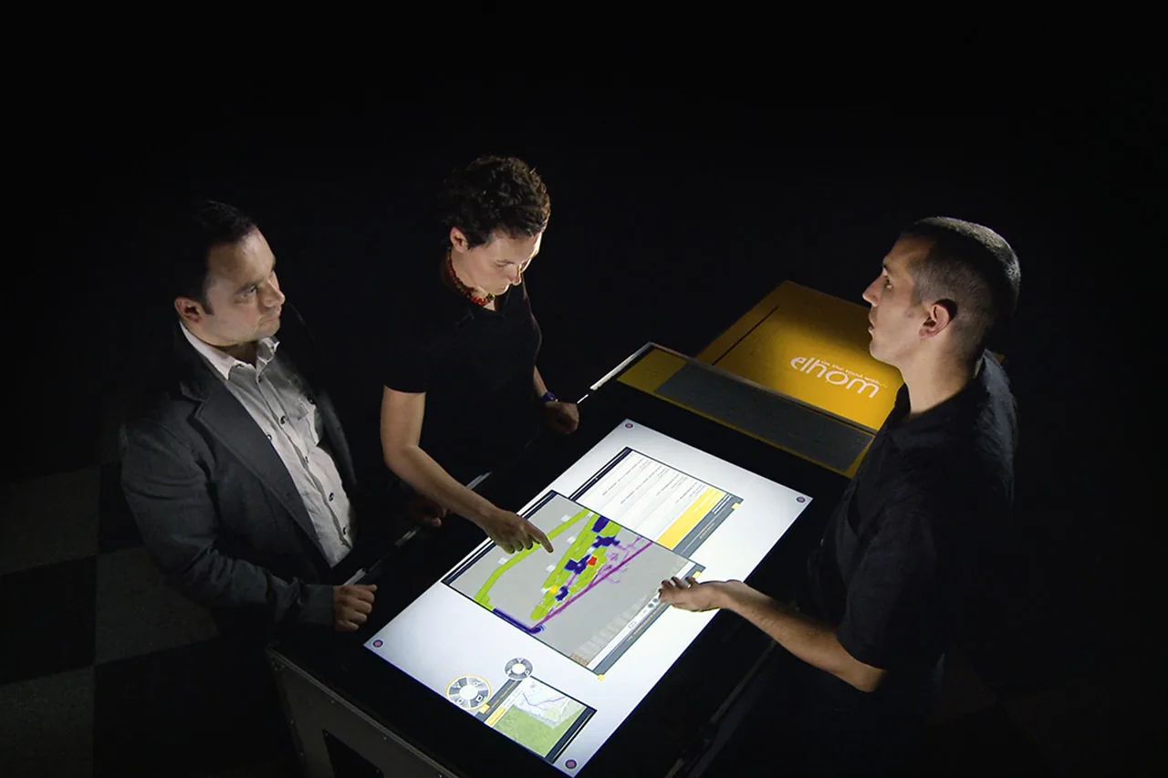 Table multitouch mobile ELHOM déployée dans son flight-case