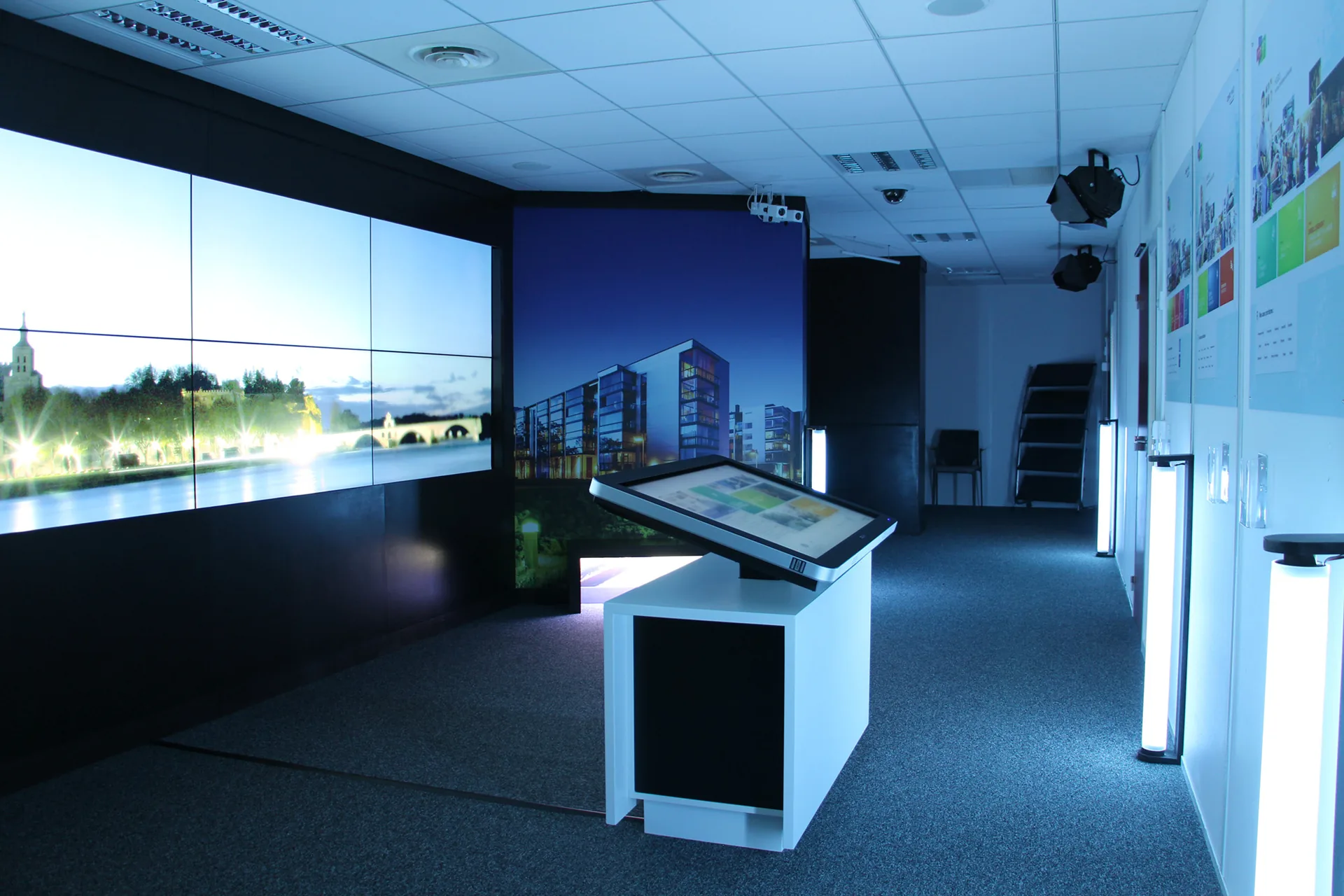 Présentation des solutions de ville intelligente dans le showroom Engie INEO