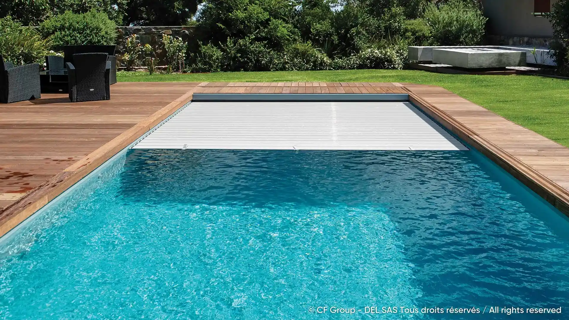Lames 84 au profil plat installées sur une piscine