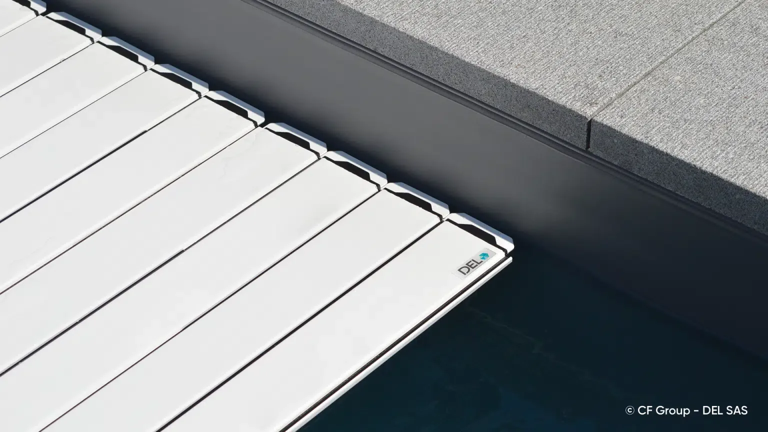 Couverture de piscine DEL composée de lames 84 PVC opaques