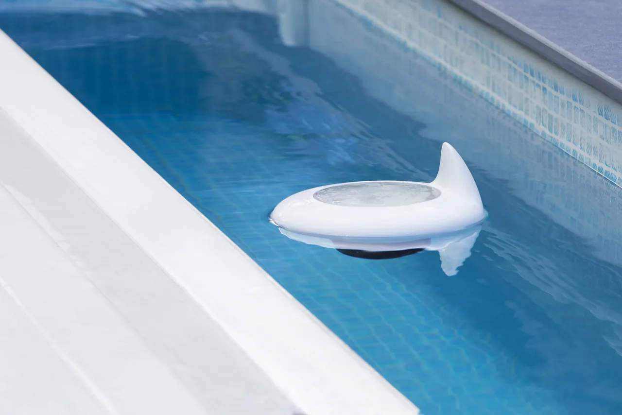 Ofi dans son environnement d’usage au bord de la piscine