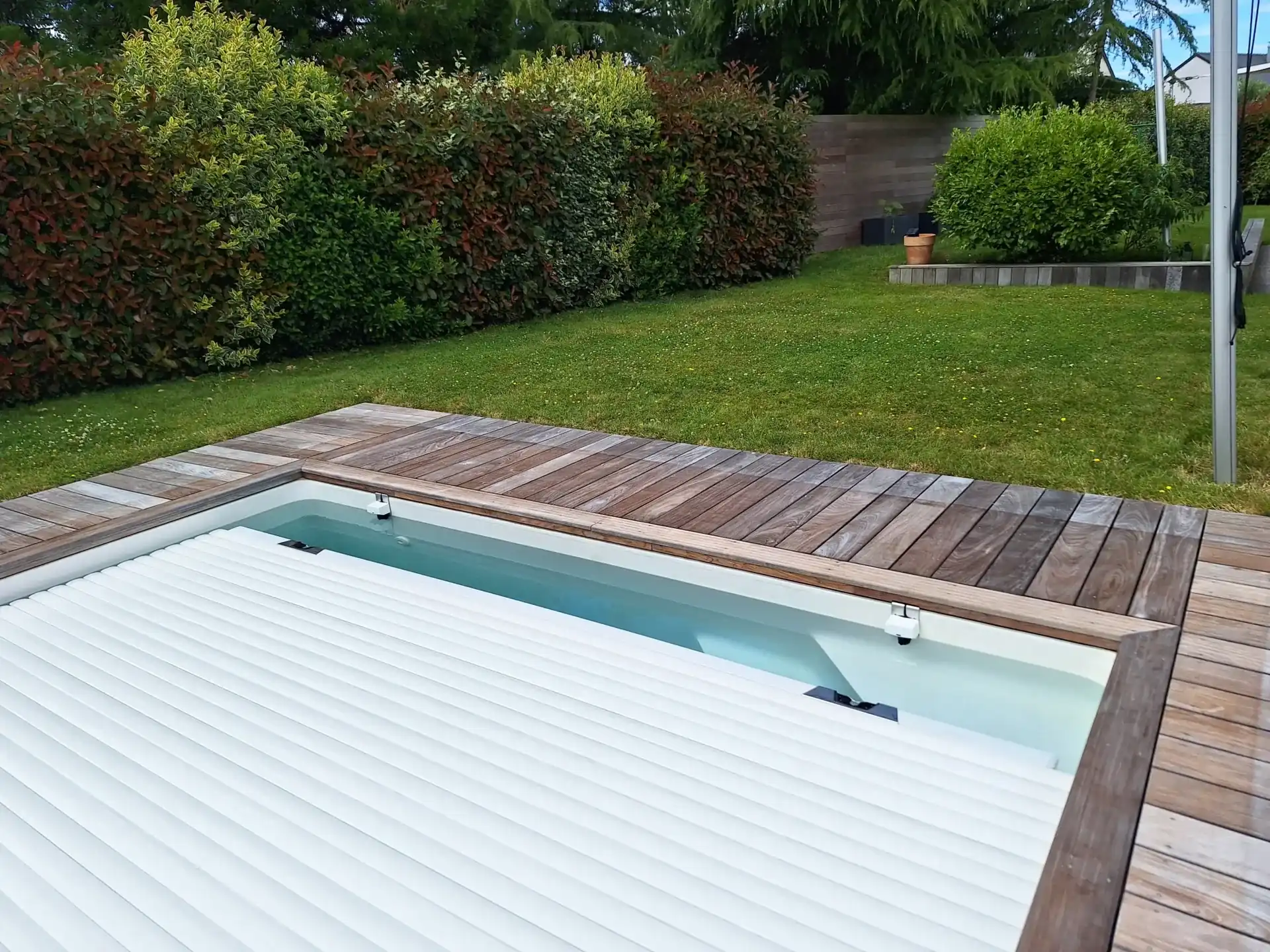 Pushlock Automatic installé au bord d’une piscine