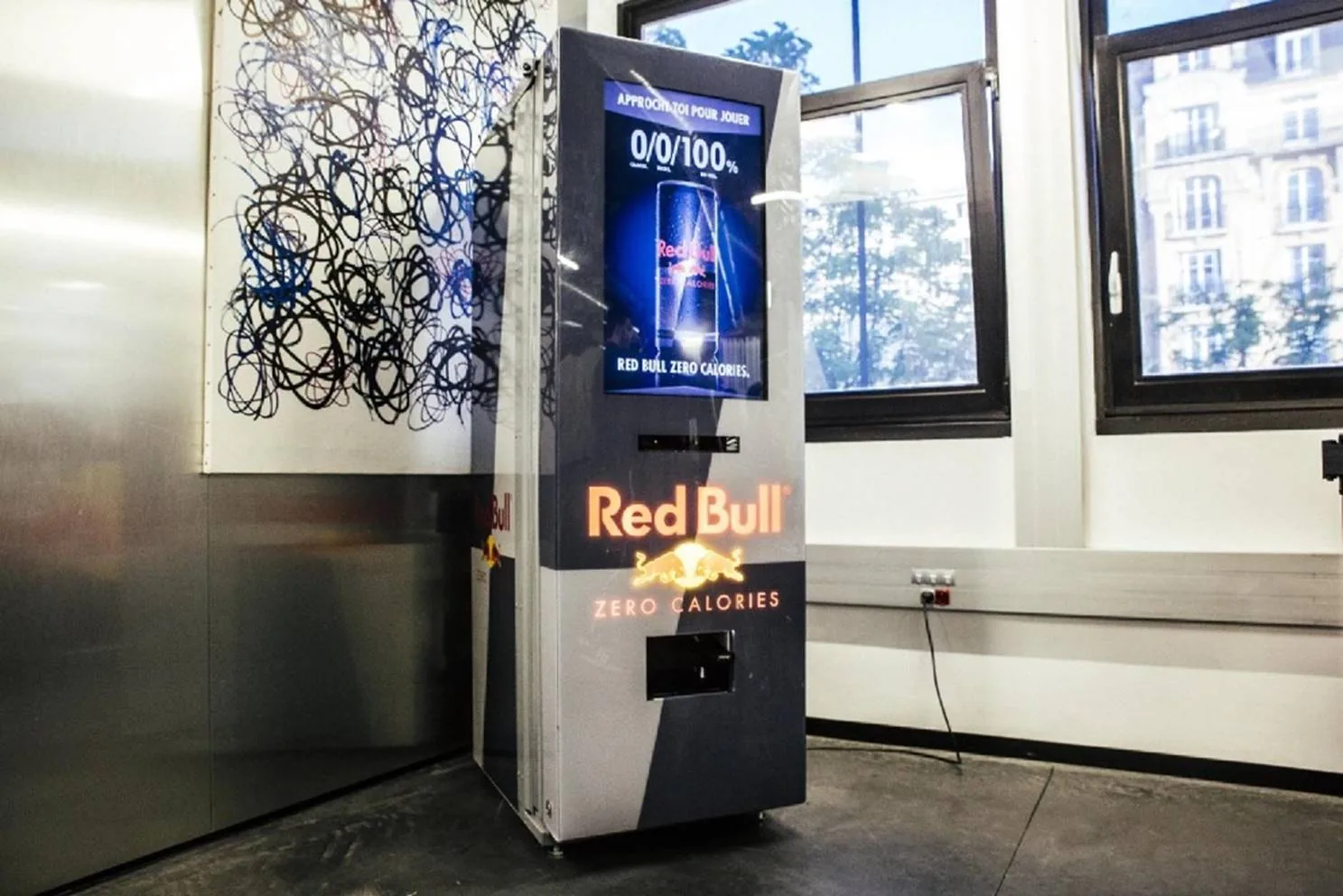 Distributeur Red Bull installé dans un lieu événementiel