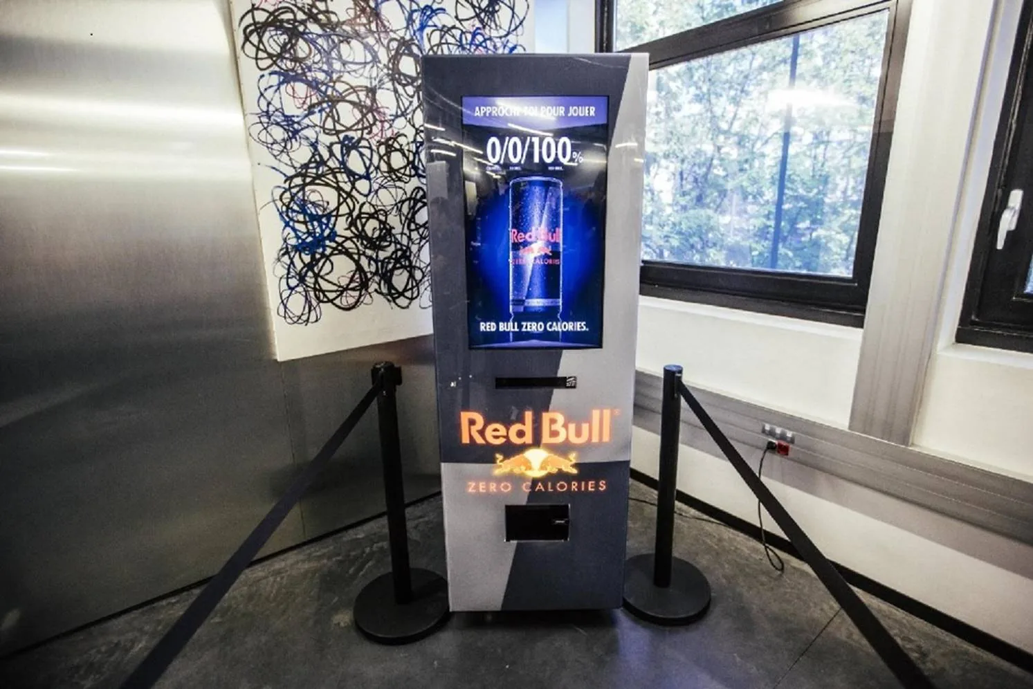 Utilisateur devant le jeu gestuel intégré au distributeur Red Bull
