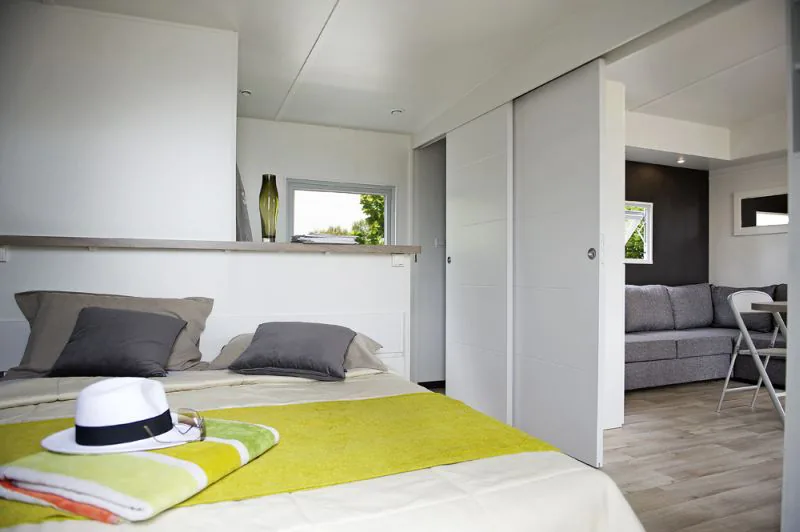 Façade et relation intérieur-extérieur du mobil-home Taos