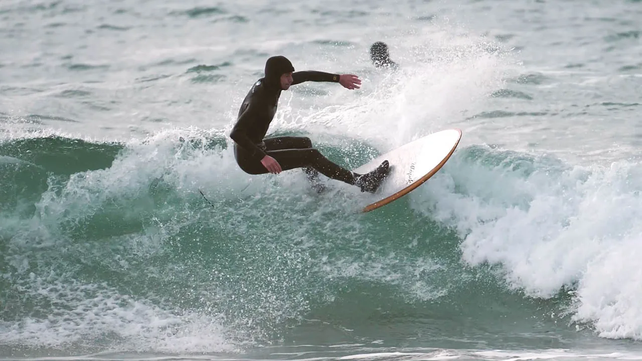 Essai en mer de la planche de surf Utopik aluminium et bois