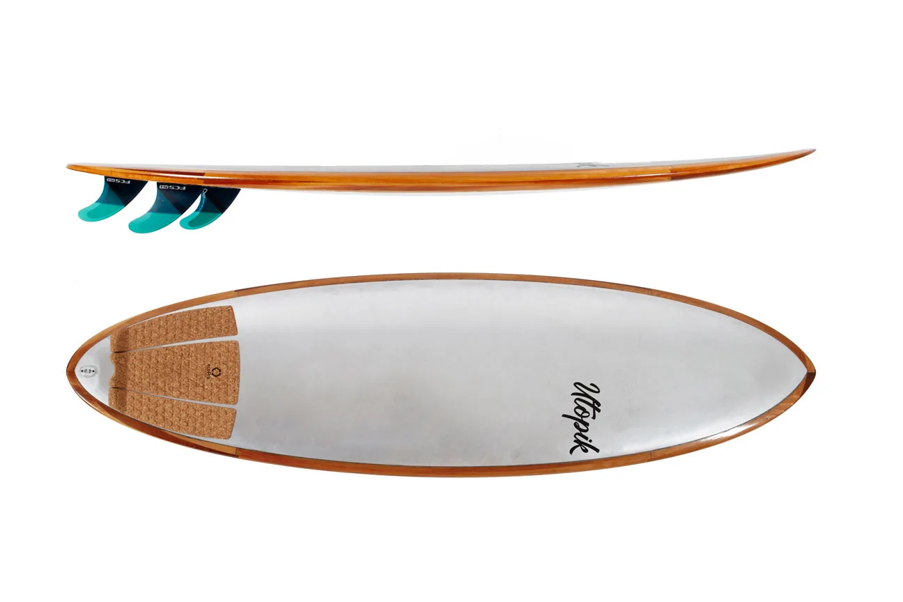 Planche Utopik aluminium et bois présentée sur la plage