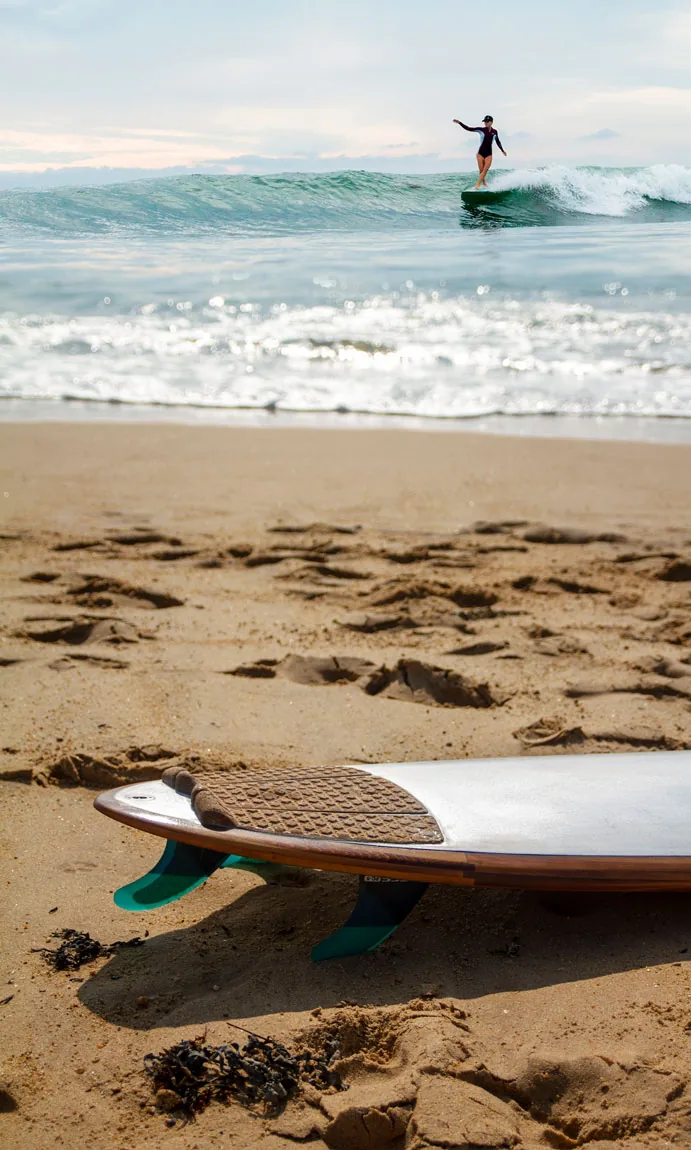 Surfeuse portant la planche expérimentale Utopik